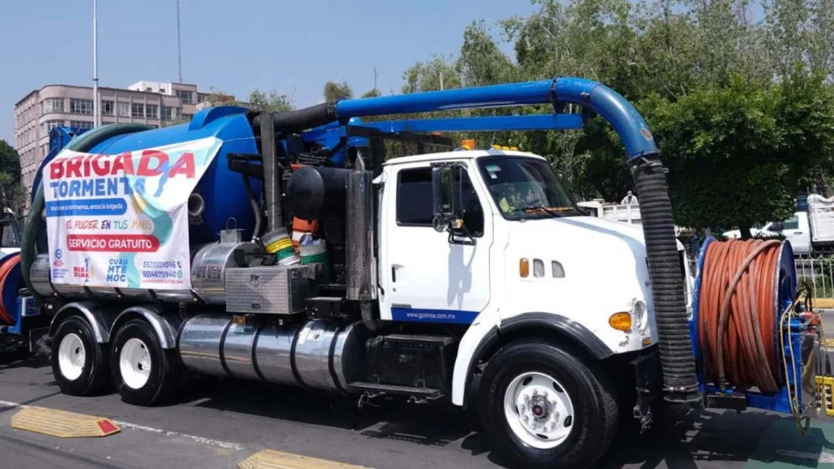 Supervisan trabajos de desazolve en la Benito Juárez