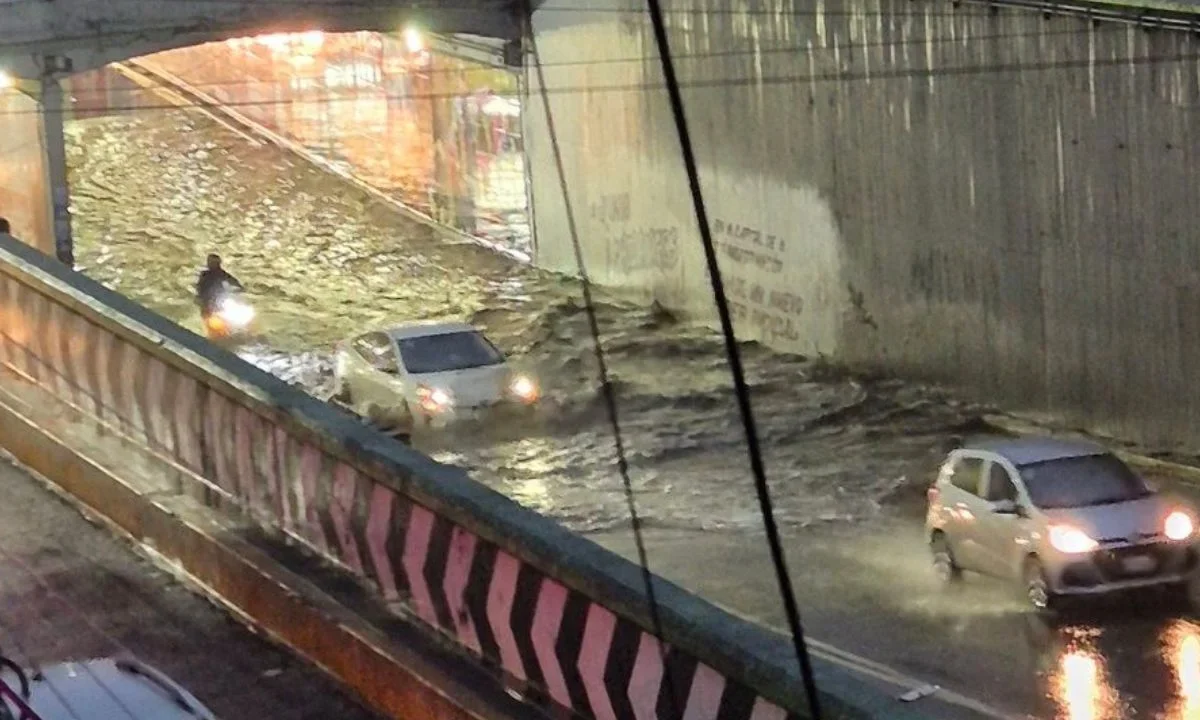 Los problemas ocasionados por el clima mantuvieron ocupados a los cuerpos de emergencia para atender anegaciones y encharcamientos por brotes de aguas negras, como ocurrió en Iztapalapa.