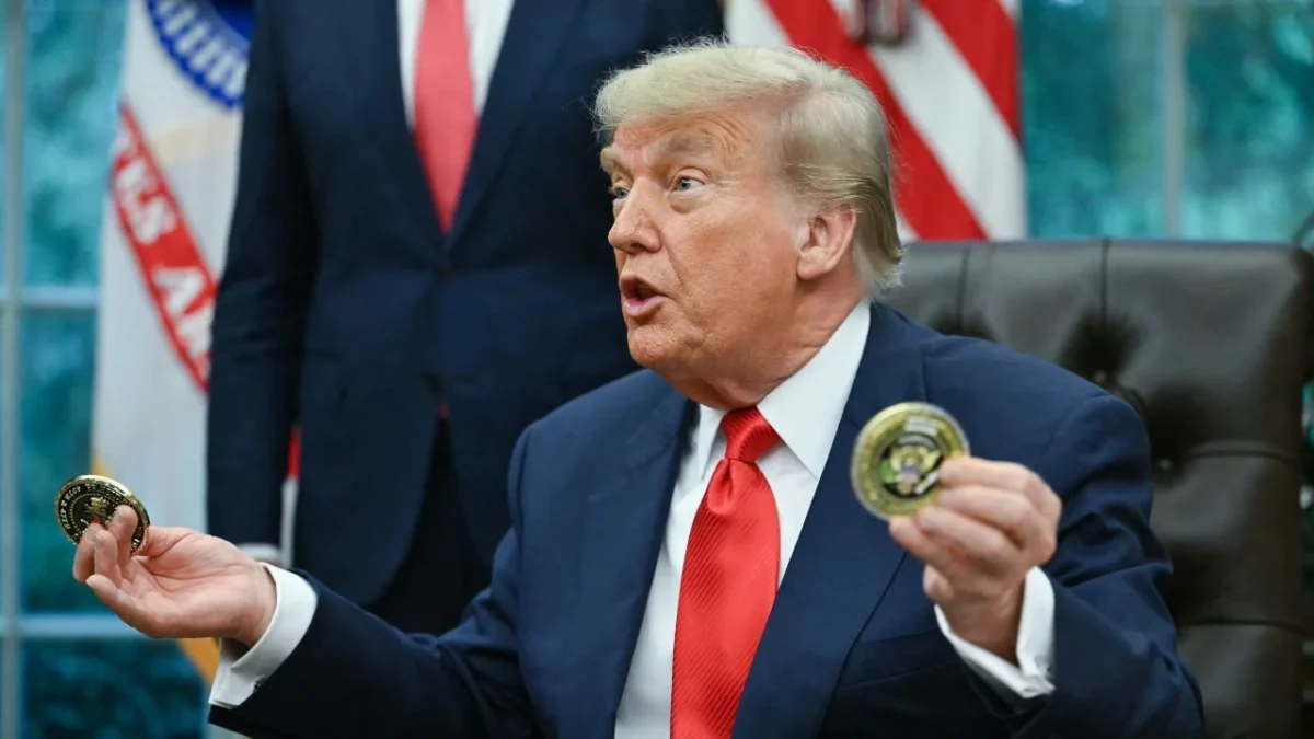 La administración de Donald Trump dio un nuevo paso en su política migratoria al ordenar priorizar la desnaturalización de inmigrantes que hayan adquirido la ciudadanía estadounidense y estén vinculados con delitos. La medida, revelada en un memorando del Departamento de Justicia (DOJ) y filtrado por Axios, establece que este proceso debe figurar entre las cinco prioridades principales de la División Civil.