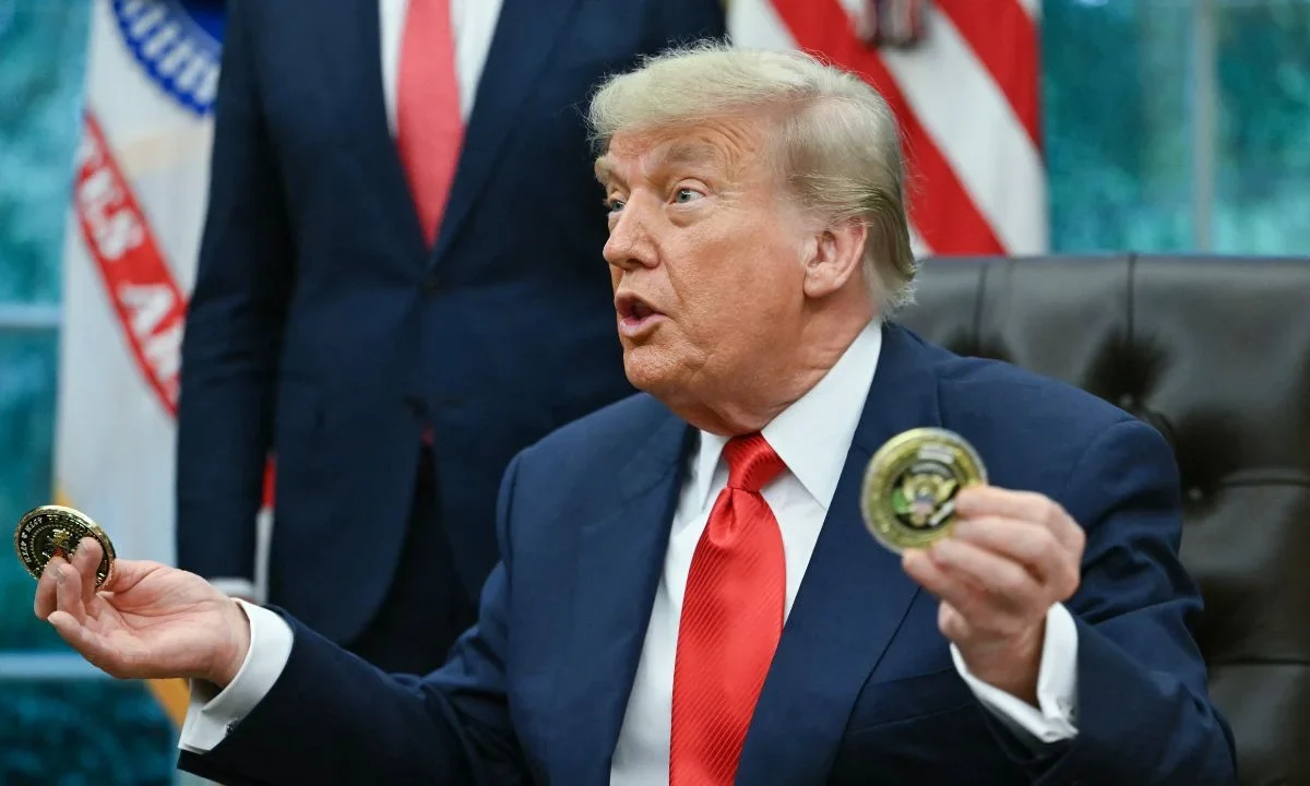 La administración de Donald Trump dio un nuevo paso en su política migratoria al ordenar priorizar la desnaturalización de inmigrantes que hayan adquirido la ciudadanía estadounidense y estén vinculados con delitos. La medida, revelada en un memorando del Departamento de Justicia (DOJ) y filtrado por Axios, establece que este proceso debe figurar entre las cinco prioridades principales de la División Civil.