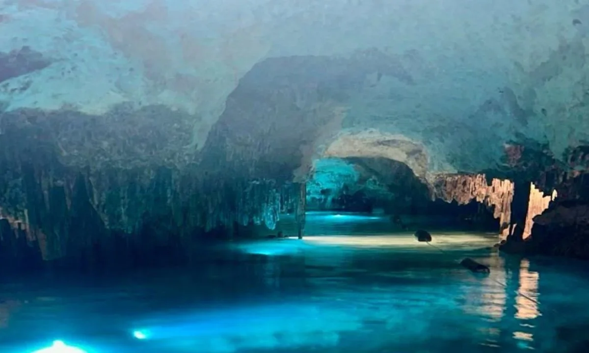 Medio centenar de turistas quedaron atrapados bajo tierra la tarde de este lunes 30 de junio, en el río subterráneo del parque Xplor, tras una falla eléctrica que interrumpió el recorrido dentro del complejo turístico, ubicado en el municipio de Playa del Carmen, en Quintana Roo.
