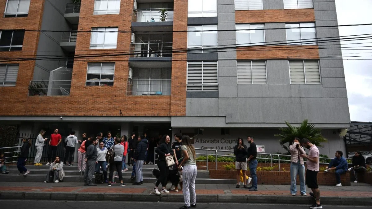 Un fuerte temblor de magnitud 6.5 que se prolongó por varios segundos sacudió a Bogotá y otras ciudades de Colombia la mañana de este domingo, informaron servicios geológicos del país y de Estados Unidos.
