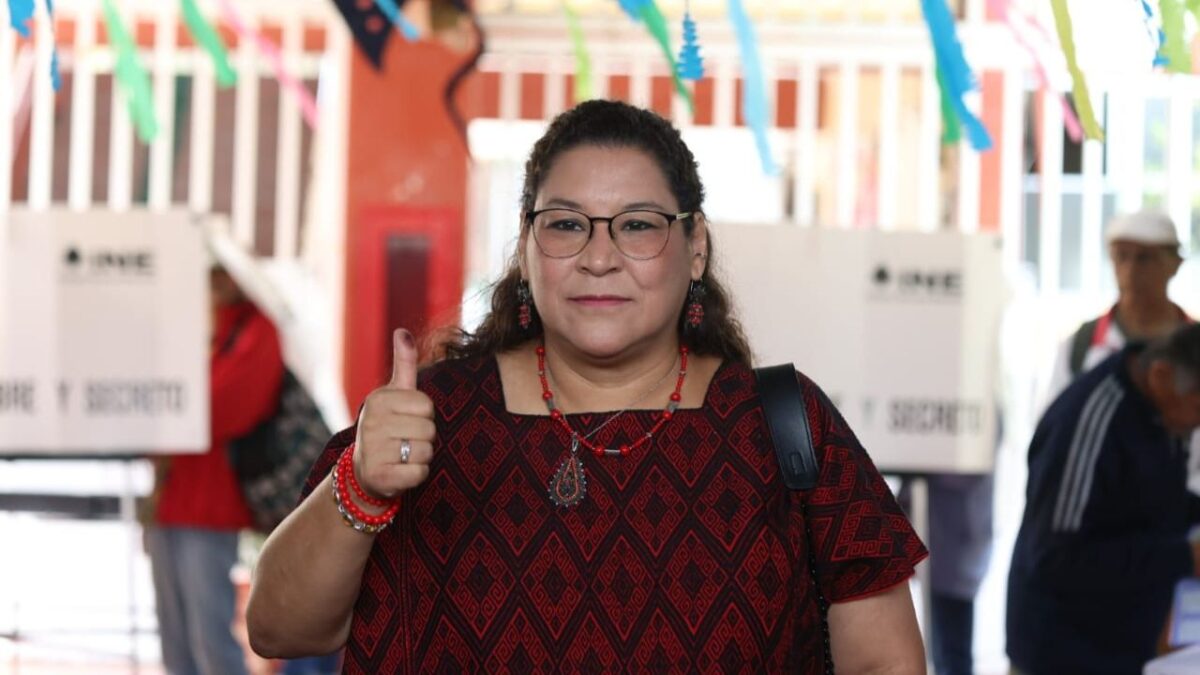 "Estamos participando en un proceso histórico, inédito, extraordinario que va a cambiar 2 siglos del Poder Judicial en nuestro país. Venimos empujándolo". Con estas palabras se expresó la ministra Lenia Batres, tras emitir su sufragio en la casilla ubicada en la primaria República Española, ubicada en Iztacalco.