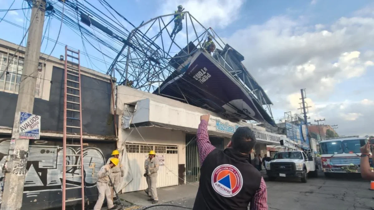 La cámara de un automóvil captó el momento en el que cayó el anuncio espectacular en Avenida Central, en Ecatepec.