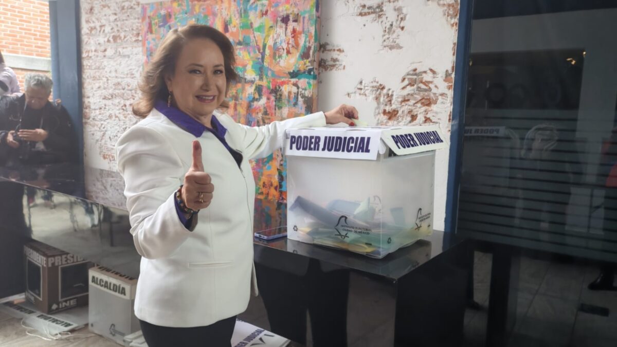 Yasmín Esquivel acude a realizar su voto