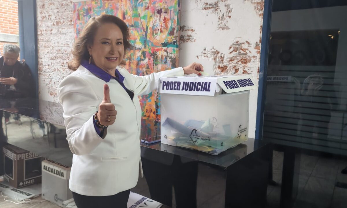 Yasmín Esquivel acude a realizar su voto