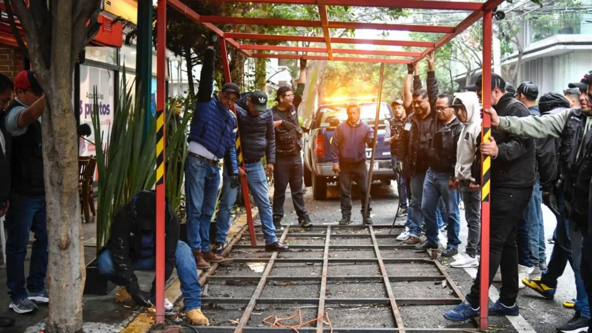 Se quitan de la vía pública alrededor de 10 toneladas de enseres y pérgolas y toldos en la colonia Nápoles