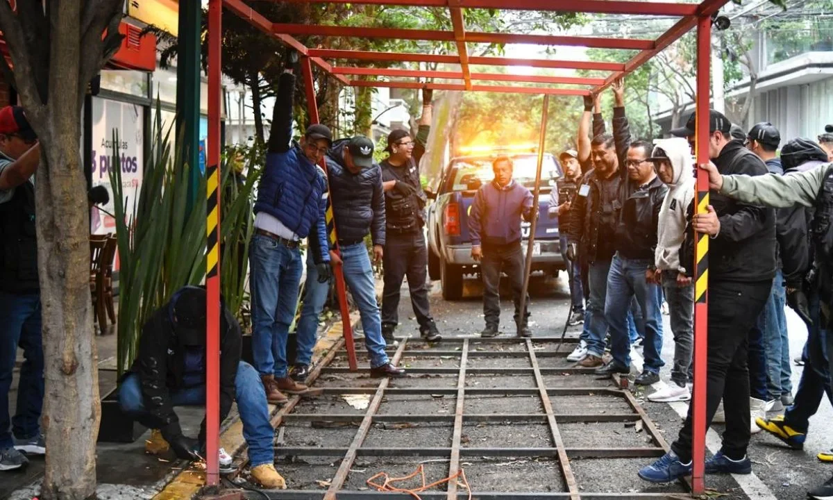 Se quitan de la vía pública alrededor de 10 toneladas de enseres y pérgolas y toldos en la colonia Nápoles