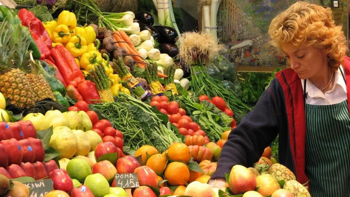 Cuando las frutas y verduras están en temporada, hay abundancia de ellas, lo que generalmente se traduce en precios más accesibles