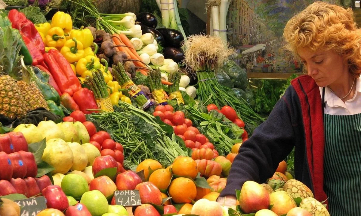 Cuando las frutas y verduras están en temporada, hay abundancia de ellas, lo que generalmente se traduce en precios más accesibles