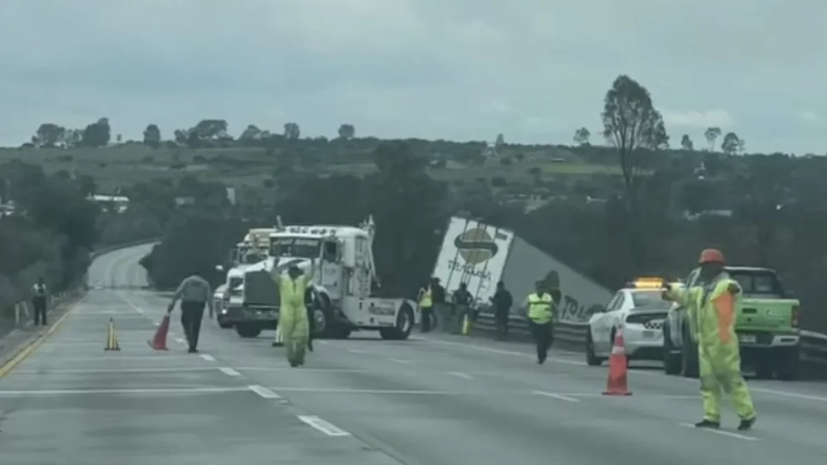 Accidente de tractocamión afecta circulación en la México-Querétaro