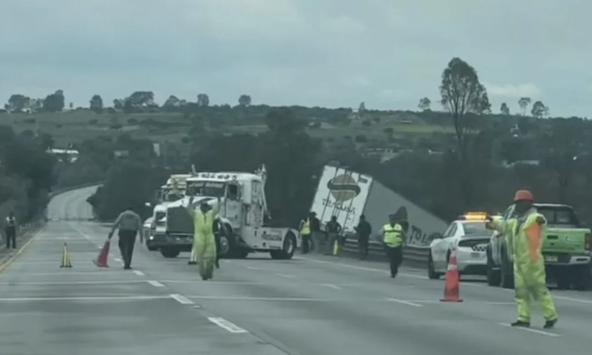 Accidente de tractocamión afecta circulación en la México-Querétaro