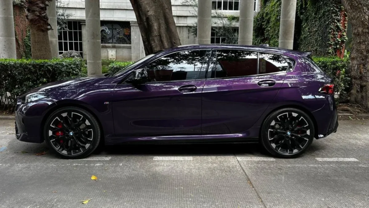 El auto M135i xDrive de BMW deja claro su enfoque deportivo