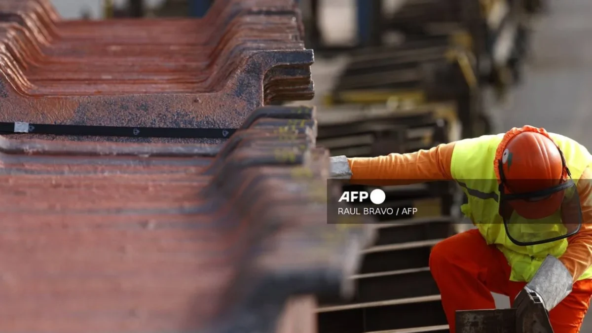 Un trabajador clasifica la producción de cobre en la mina El Teniente, la mina subterránea de cobre más grande del mundo, ubicada en Machalí, cerca de Rancagua, Chile