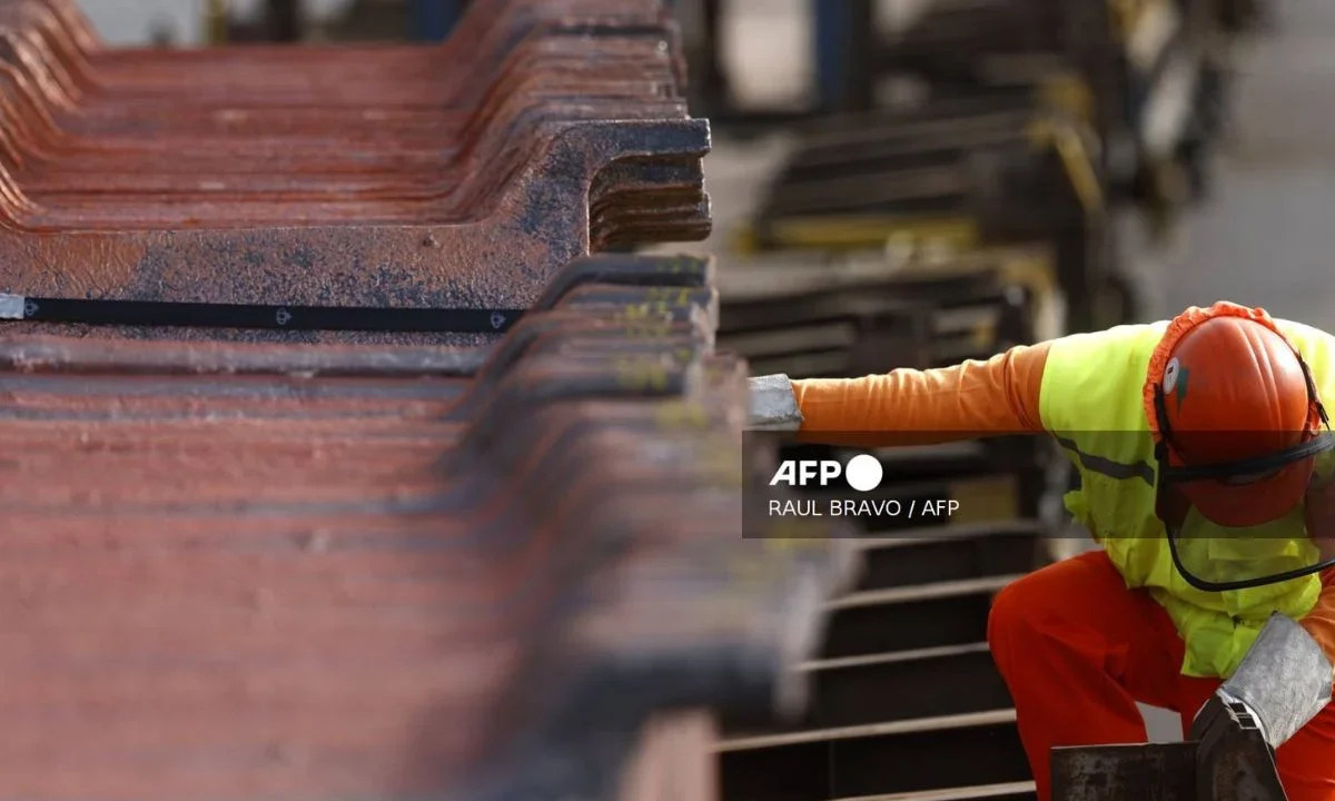 Un trabajador clasifica la producción de cobre en la mina El Teniente, la mina subterránea de cobre más grande del mundo, ubicada en Machalí, cerca de Rancagua, Chile