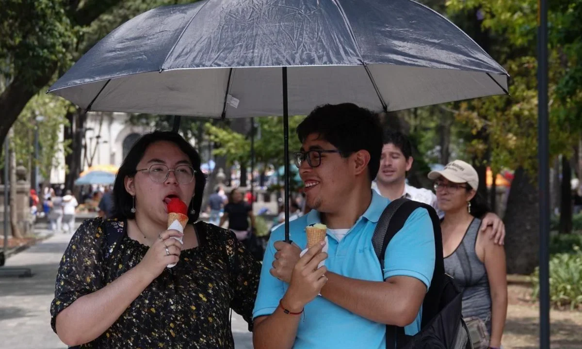 Jóvenes se refrescan con helados debido al clima caluroso en la capital