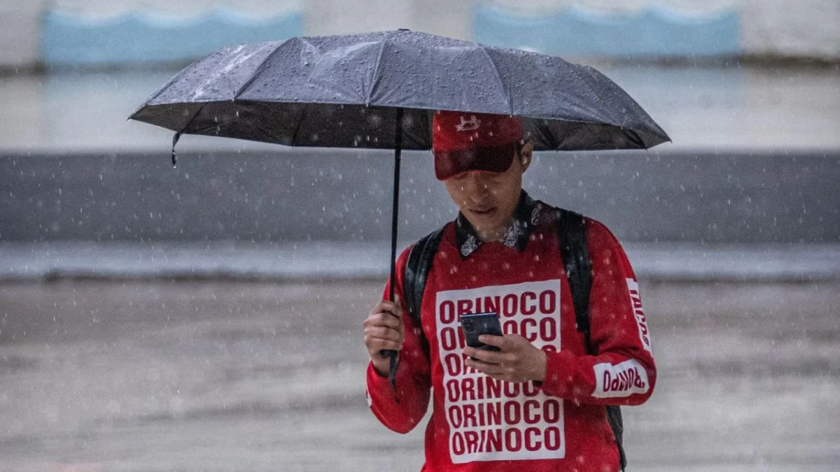 De acuerdo con el clima, hoy tendremos chubascos tormentosos con cielo parcialmente nuboso y lluvia débil