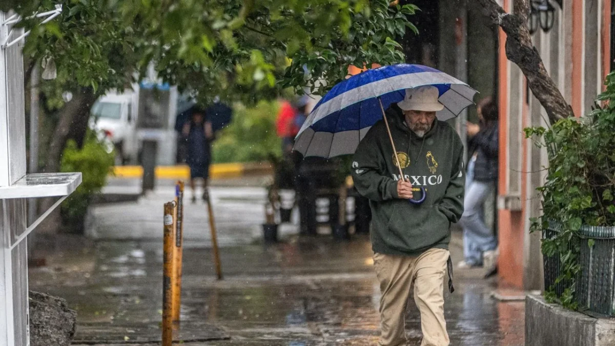 De acuerdo con el clima, hoy tendremos chubascos tormentosos con cielo parcialmente nuboso y lluvia débil