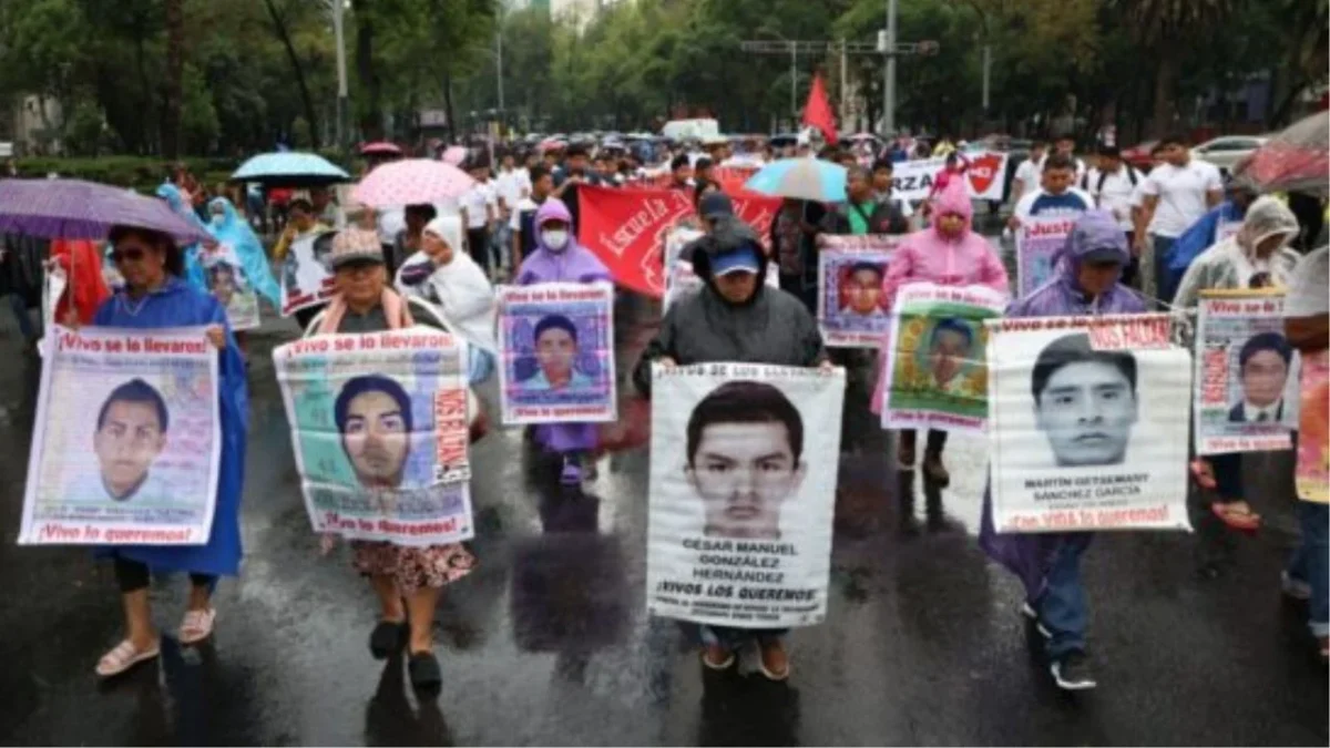 Madres y Padres de los 43 Normalistas de Ayotzinapa marcharán del Ángel de la Independencia rumbo al Hemiciclo a Juárez