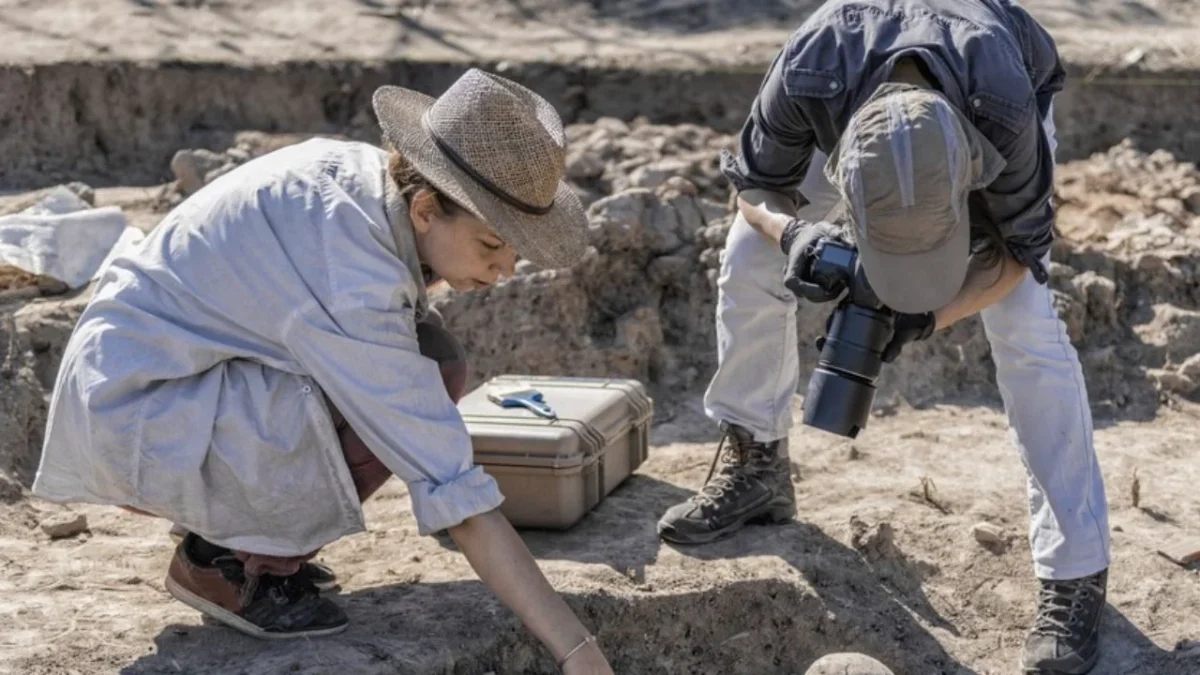Descubren en Reino Unido la huella de una mano de 4 mil años de antigüedad