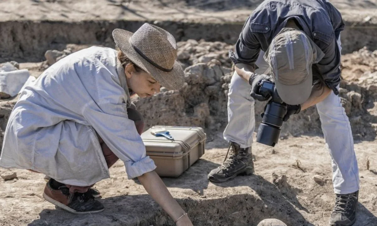 Descubren en Reino Unido la huella de una mano de 4 mil años de antigüedad