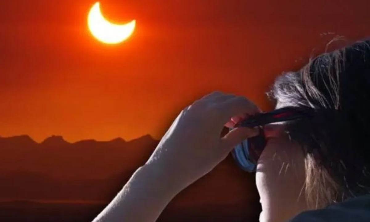 Un eclipse solar parcial ocurre cuando la Luna no cubre completamente el Sol