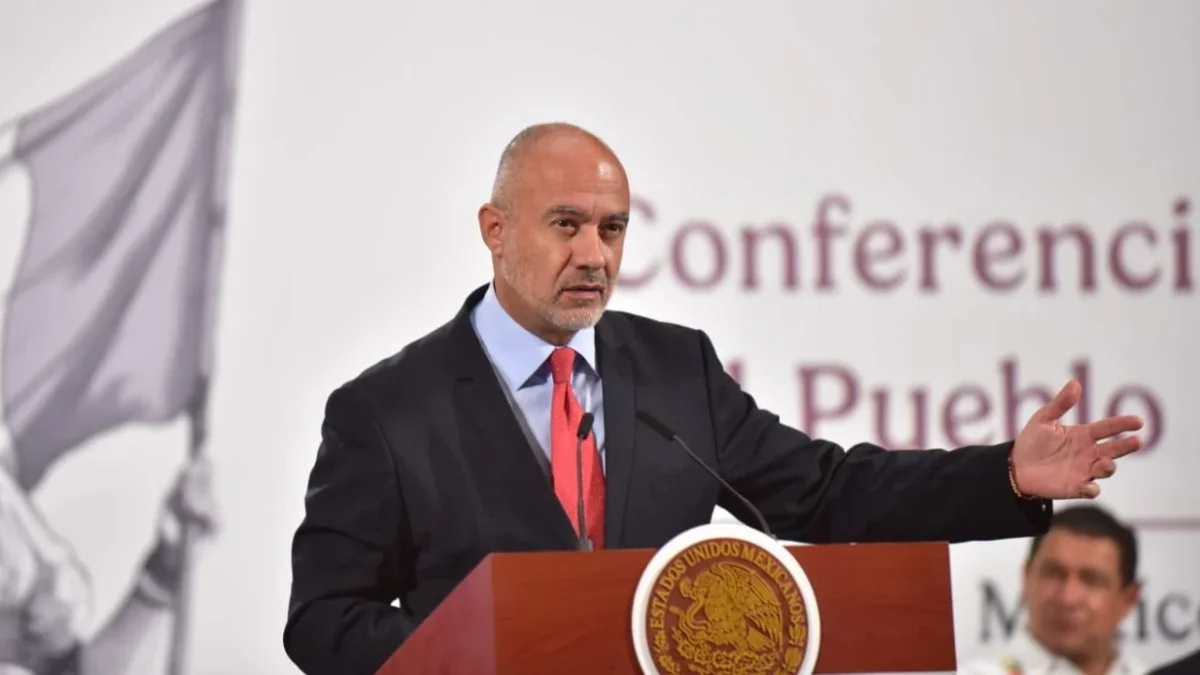 El Secretario Jesús Esteva Medina, firma las nuevas disposiciones de la SICT para autotransporte