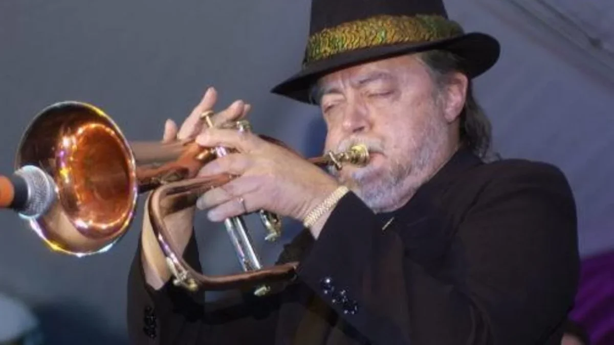 Chuck Mangione durante su presentación en la "Gala A Time To Care" el 13 de mayo de 2004 en la Mansión Playboy de Holmby Hills