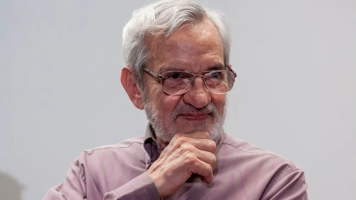 El fotógrafo Rodrigo Moya falleció a los 91 años en su casa de Cuernavaca. Moya dedicó su lente a capturar las desigualdades sociales, las luchas populares y los movimientos políticos que marcaron a México y América Latina en las décadas de los 50 y 60.