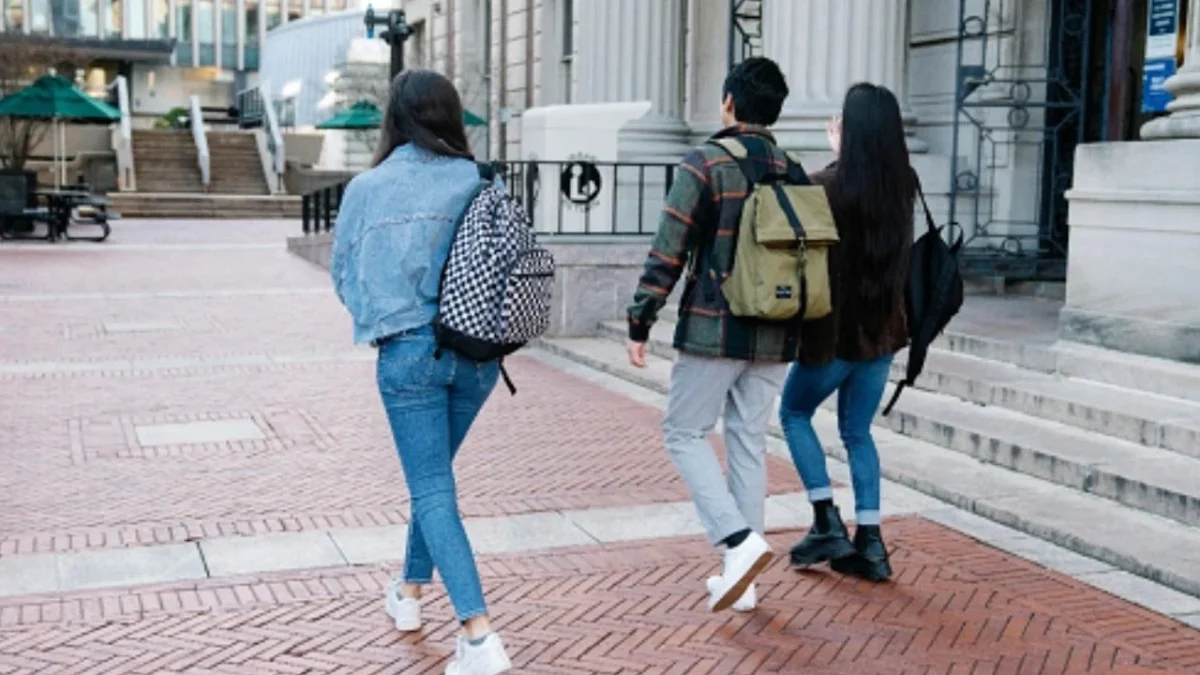 Manejar tus finanzas universitarias trasciende la vida académica porque cada decisión financiera que tomas ahora construye hábitos
