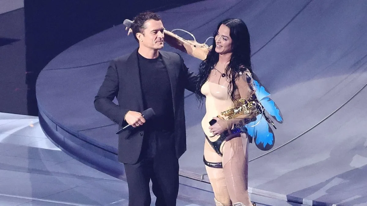 Orlando Bloom y Katy Perry en el escenario durante los Premios MTV a los Videos Musicales 2024 en el UBS Arena