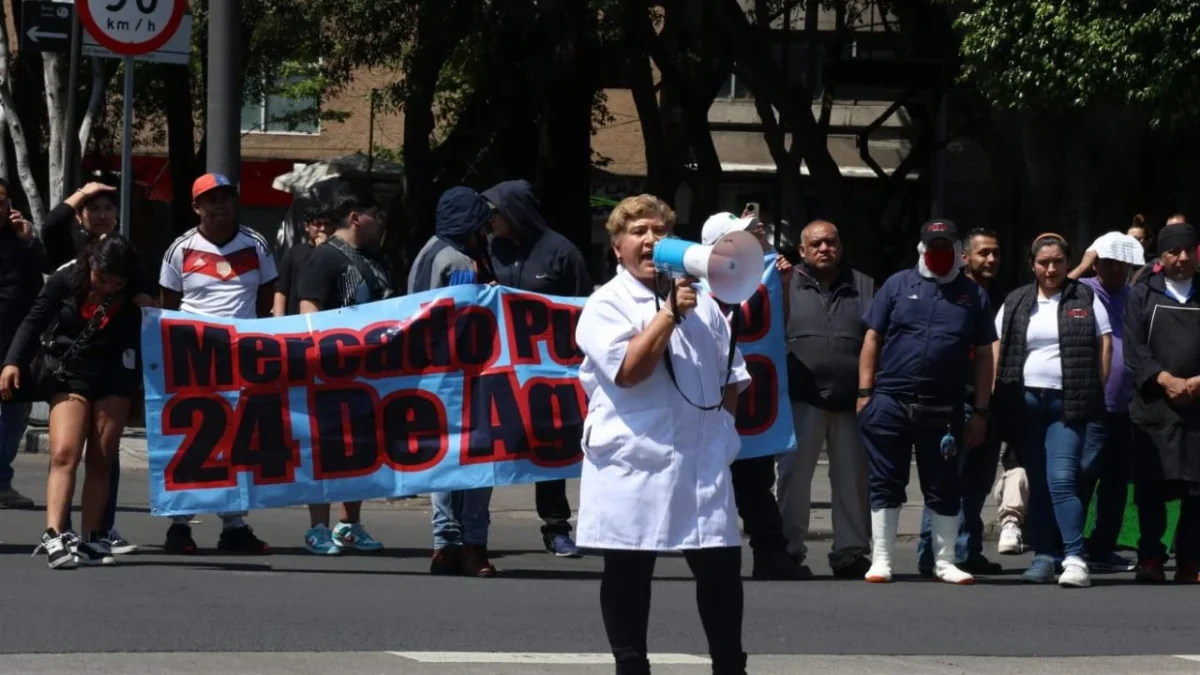 Esta miércoles, comerciantes de mercados públicos de la CDMX implementaron bloqueos en diversos puntos de la capital