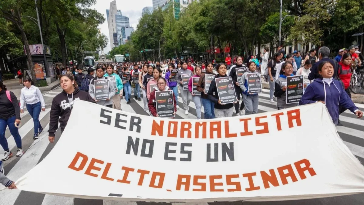 Padres de normalistas de Ayotzinapa se reúnen con Sheinbaum