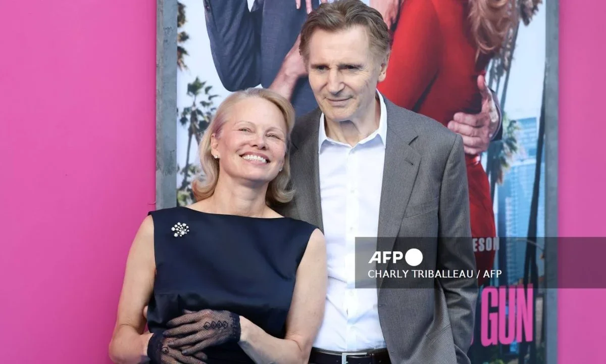 La actriz canadiense-estadounidense Pamela Anderson y el actor británico Liam Neeson asisten al estreno estadounidense de "The Naked Gun" de Paramount Pictures