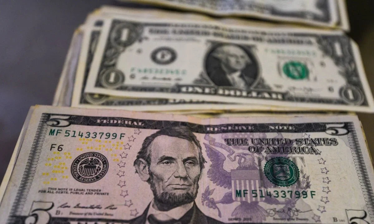 Peso toca los 18.76 por dólar