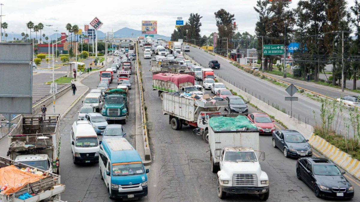 Recolectores protestan y depositan toneladas de basura frente al palacio municipal de Ixtapaluca