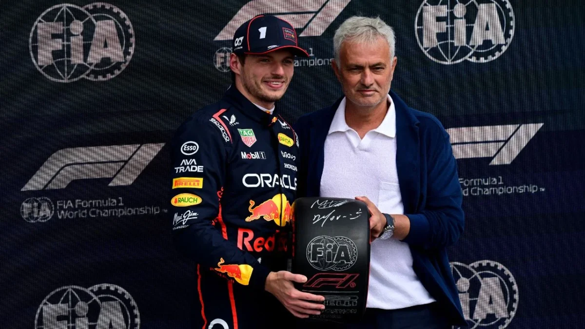 El piloto holandés de Red Bull Racing, Max Verstappen, sostiene el neumático de la Pole Position junto al entrenador de fútbol portugués José Mourinho después de clasificarse primero para el Gran Premio de Gran Bretaña