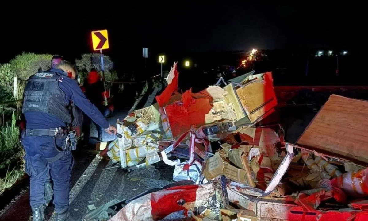 El percance fue entre una camioneta y un tráiler con autopartes.