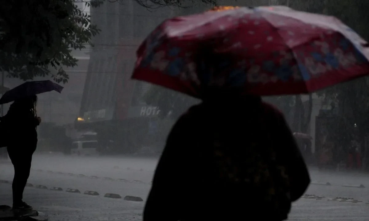 Autoridades activaron alertas Naranja y Amarilla en CDMX por fuertes lluvias esta noche del jueves y parte de la madrugada del viernes.