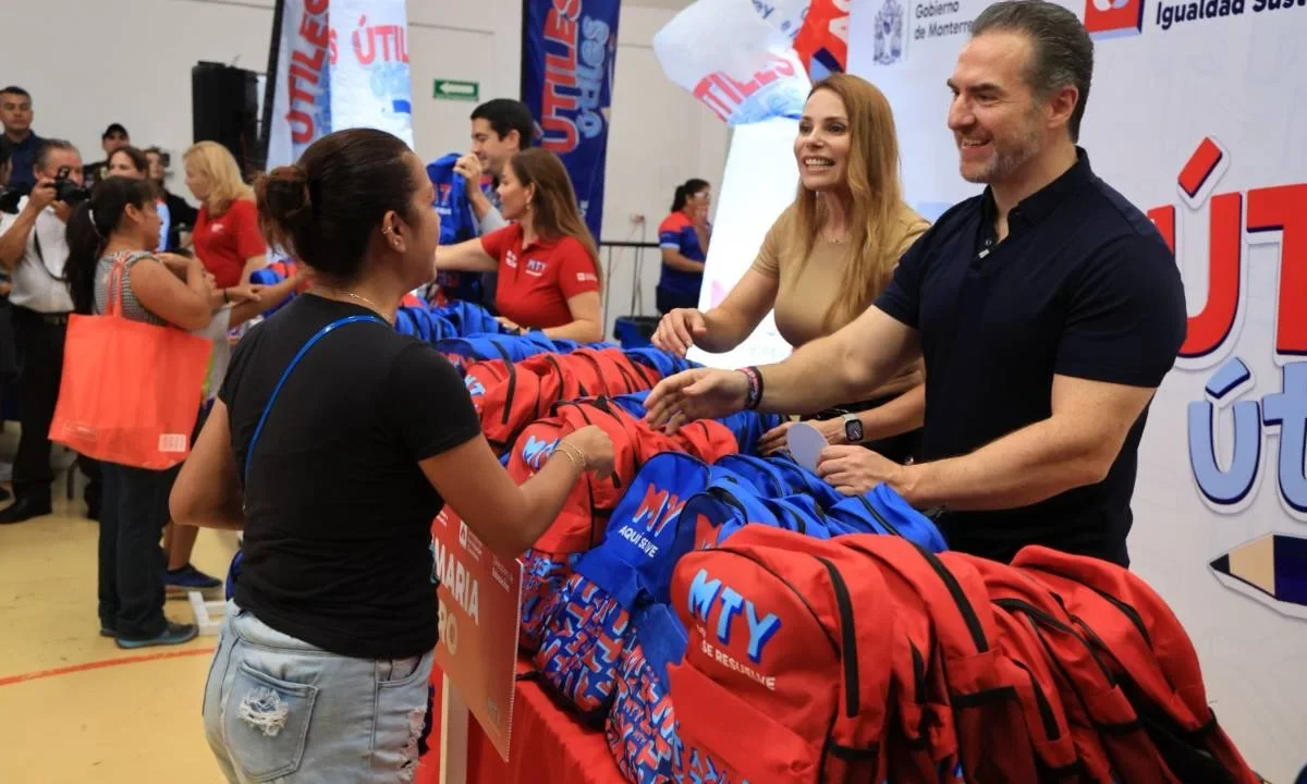 El alcalde de Monterrey, Adrián de la Garza, entregó útiles en el Parque Aztlán.