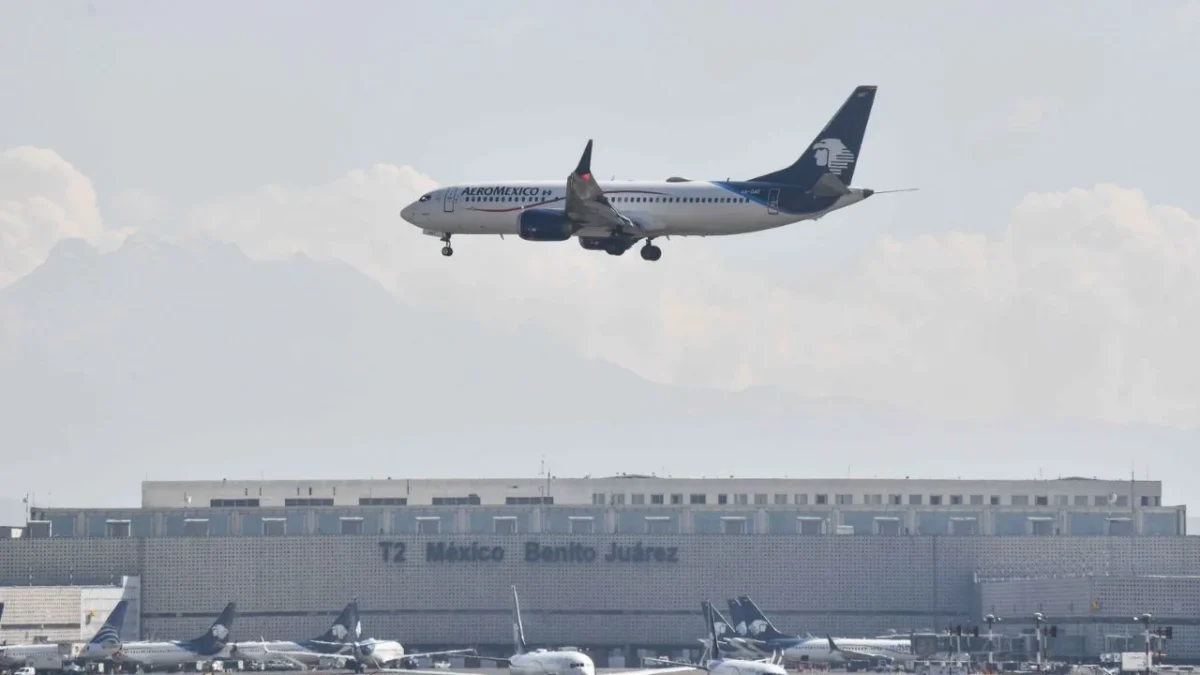 La Agencia Federal de Aviación Civil confirmó que 2 aeronaves participaron en un evento de incursión en la pista 5 derecha del AICM.