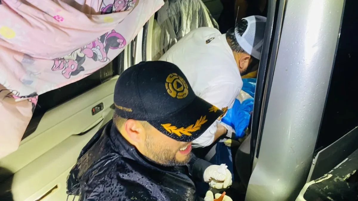 Personal de Protección Civil y el alcalde de González, Tamaulipas atendieron un parto de emergencia en una carretera cerrada por las lluvias.
