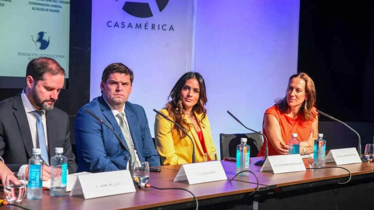 Alessandra Rojo de la Vega presentó en el extranjero el modelo de Gobierno que encabeza, en un foro con alcaldes en Madrid.