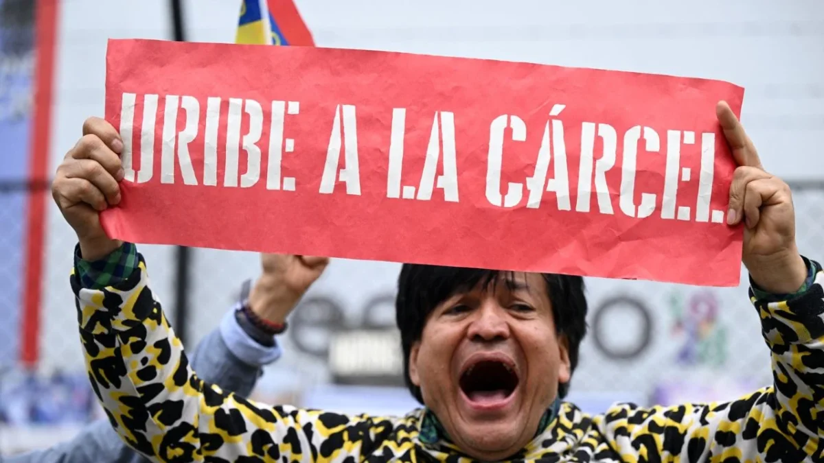 Declaran culpable de soborno en juicio a Álvaro Uribe, expresidente de Colombia.