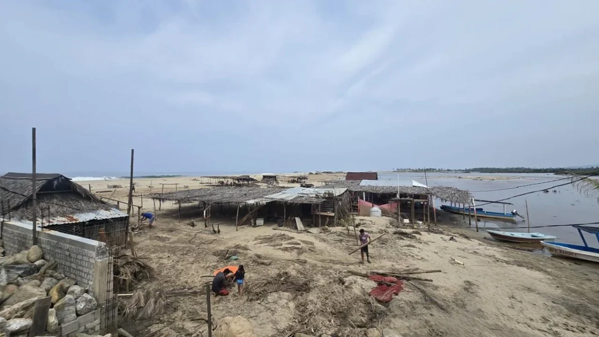 Restauranteros aseguran que sobreviven sólo con la actividad pesquera, tras el impacto del huracán, que destrozó sus establecimientos.