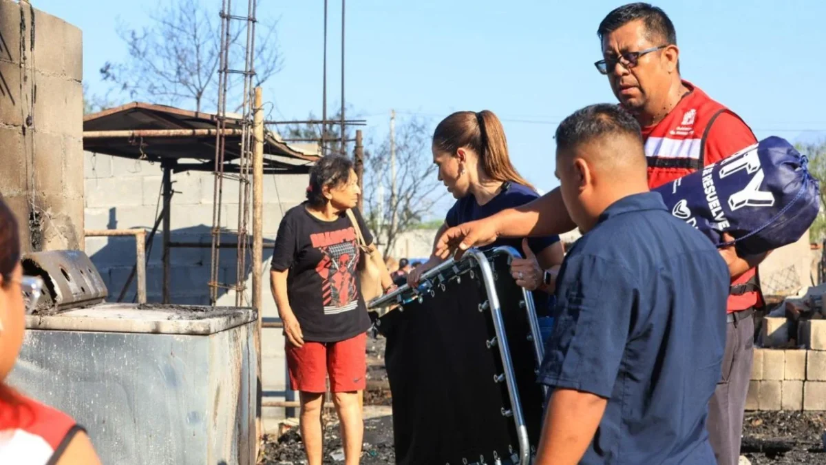 Por instrucción del alcalde Adrián de la Garza, el Gobierno de Monterrey entregó apoyos a los habitantes de la colonia afectada por incendio.