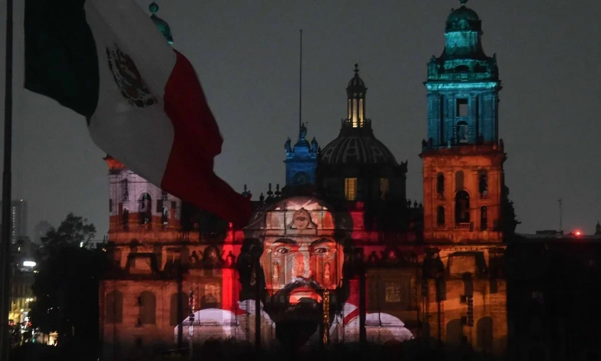 La iglesia católica pidió al gobierno capitalino evitar proyecciones del espectáculo en el Zócalo sobre la fachada de la Catedral.