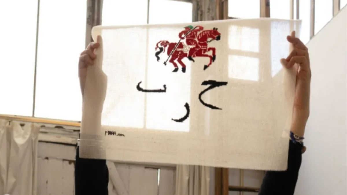 La artista gazatí transforma la angustia en bordados con frases como “Stop genocidio” e hilo rojo sobre la guerra en Gaza.