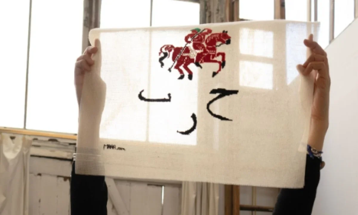 La artista gazatí transforma la angustia en bordados con frases como “Stop genocidio” e hilo rojo sobre la guerra en Gaza.