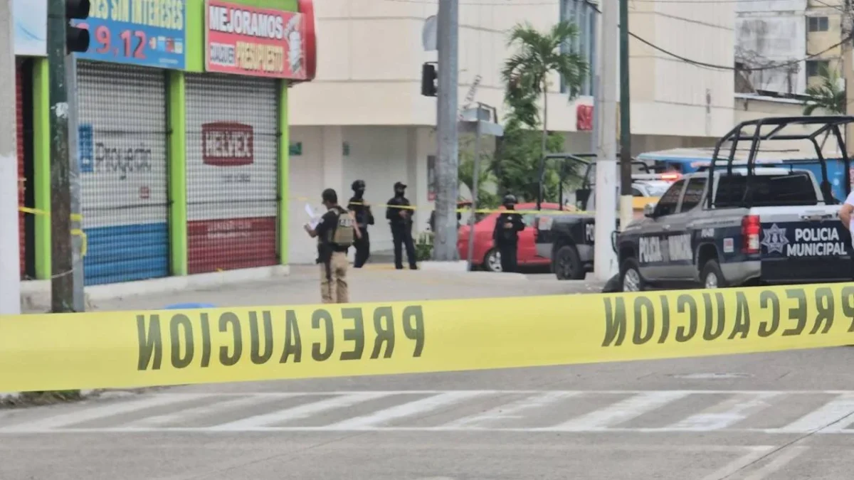 Asesinan a policía municipal en pleno centro de Acapulco, Guerrero.